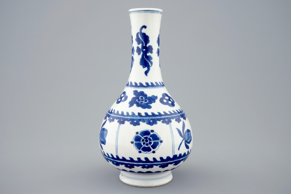 Een Chinees blauw-wit flesvormig vaasje, Kangxi